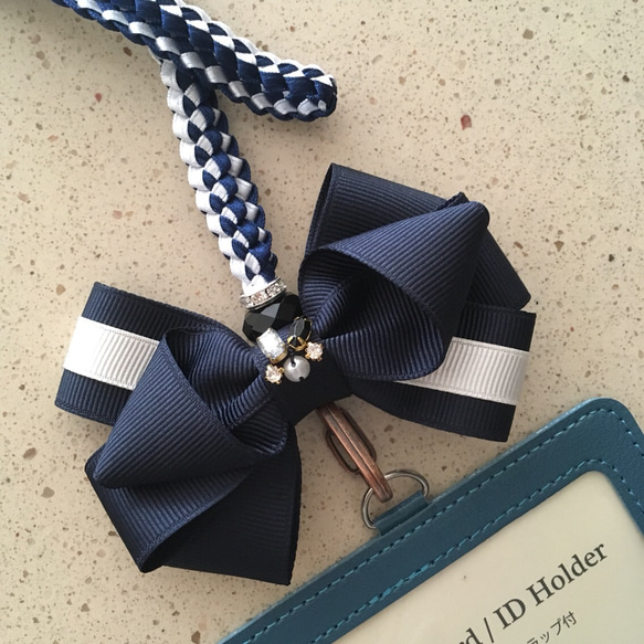 合皮IDカードケース付リボンネックストラップ 紺色×白 上品なIDカード