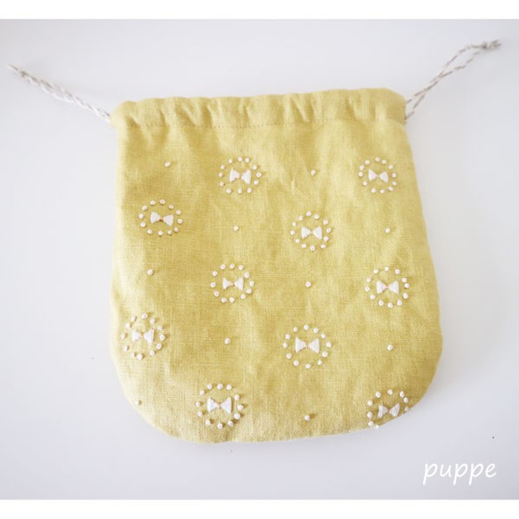 リネンで作った刺繍の小さな巾着(リボンモチーフ)　 3枚目の画像
