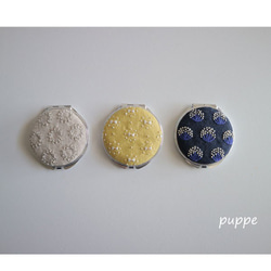 リネンで作った刺繍の小さなミラーと巾着のセット(青いお花モチーフ)　※受注制作(制作期間10日程度) 7枚目の画像
