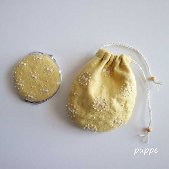 リネンで作った刺繍の小さなミラーと巾着のセット(リボンモチーフ)　 1枚目の画像