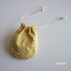 リネンで作った刺繍の小さなミラーと巾着のセット(リボンモチーフ)　 3枚目の画像