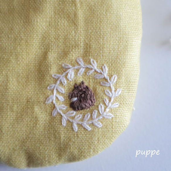 リネンで作った刺繍の小さなミラーと巾着のセット(リボンモチーフ)　 6枚目の画像