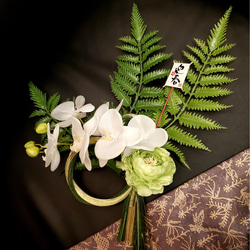 胡蝶蘭とラナンキュラスのお正月お飾り『Creema限定』～約50cm～ 1枚目の画像