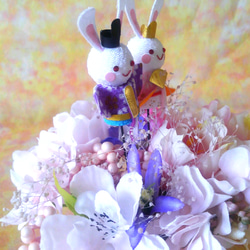 ピンクの花の中のウサギのお雛様 4枚目の画像