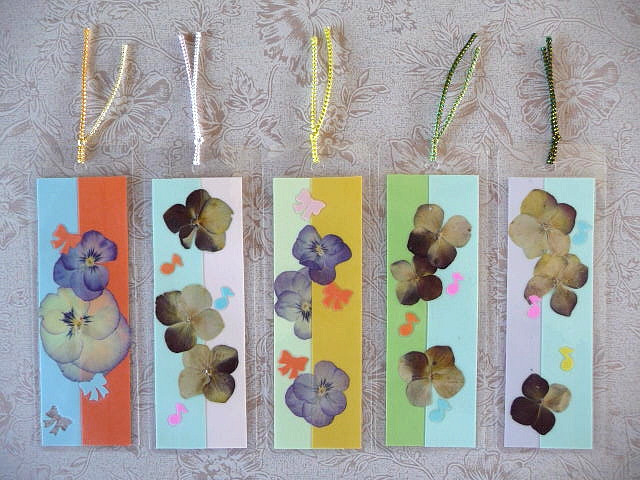 ハンドメイド 本の栞 しおり ラミネート加工 押し花 ラメ♡ «No.02»