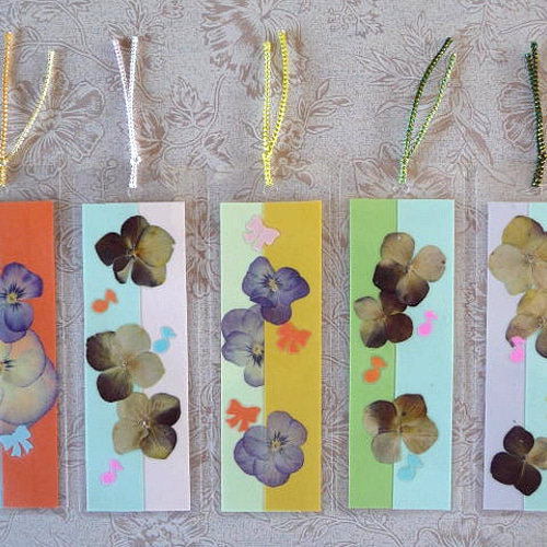 ハンドメイド 本の栞 しおり ラミネート加工 押し花 ラメ♡ «No.02»