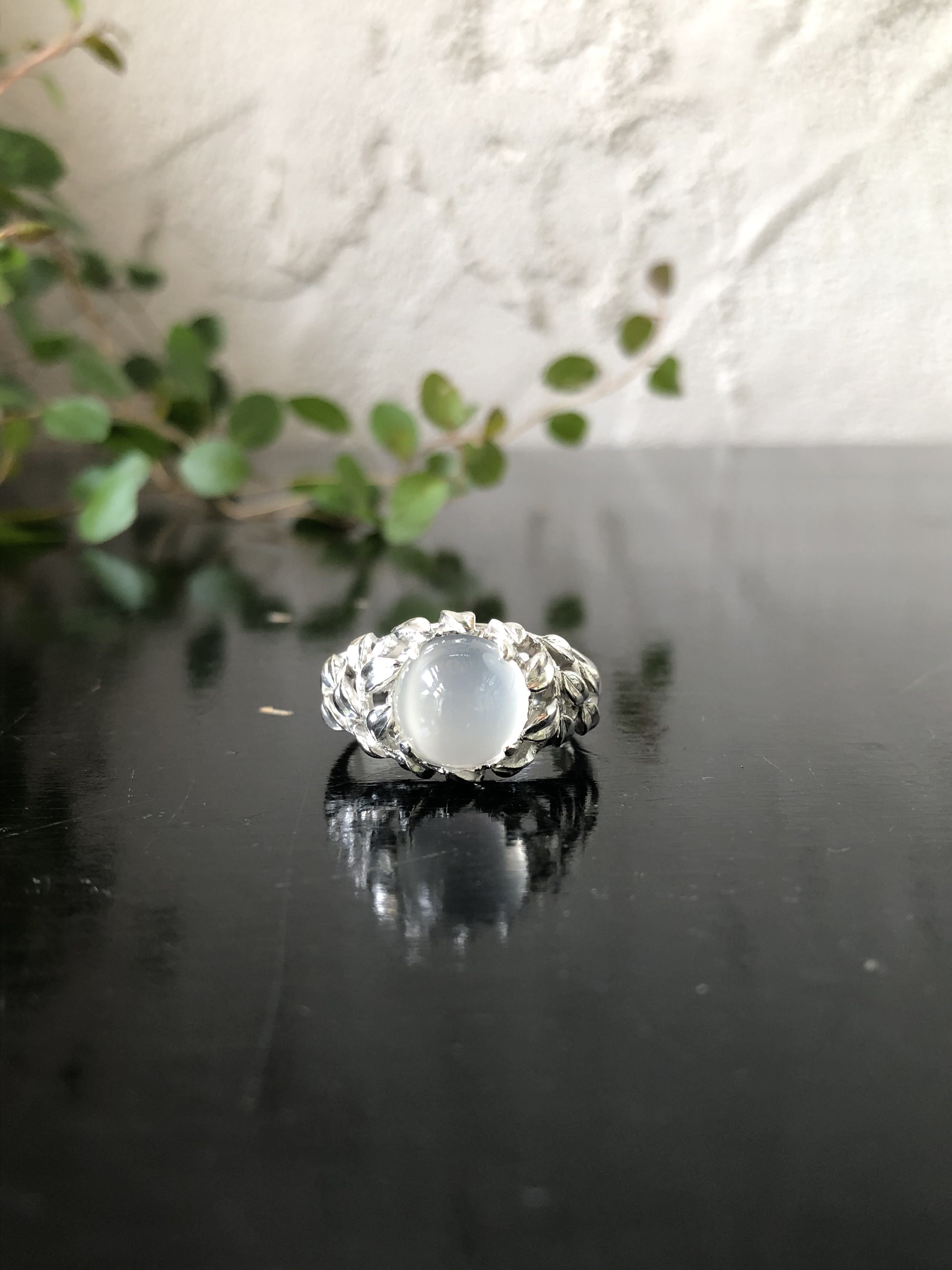 木の葉とムーンストーン