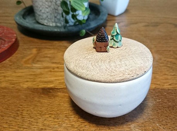 木の蓋付き小物入れ～お家とモミの木102～ラワン 1枚目の画像