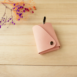 つぶつぶの型押しが可愛いピンクベージュのバケットスマートキーケース 3枚目の画像