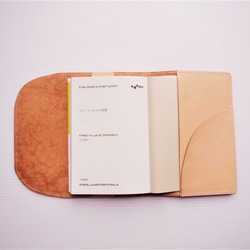自然な色合い生成色　ポケットのある個性的なブックカバー 5枚目の画像