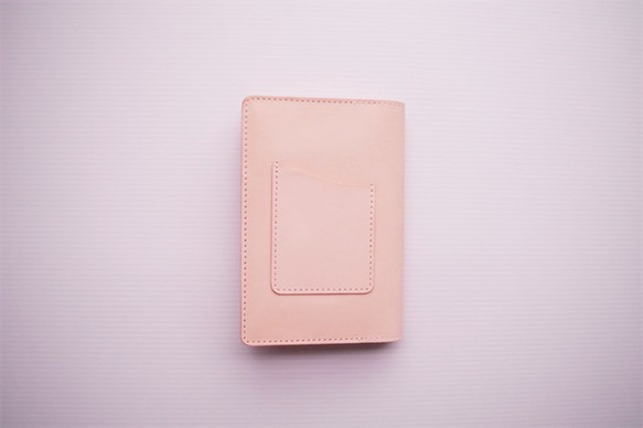 赤ちゃんのほっぺのようなほんのりうすピンク　ポケットのある個性的なブックカバー 1枚目の画像