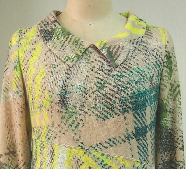 ショールカラーのニット地カラフル柄ワンピース（ベージュ地）