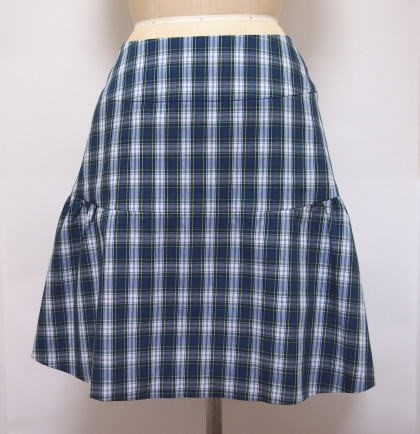チェック柄フレアースカート（紺と白とグリーン） 10,804円