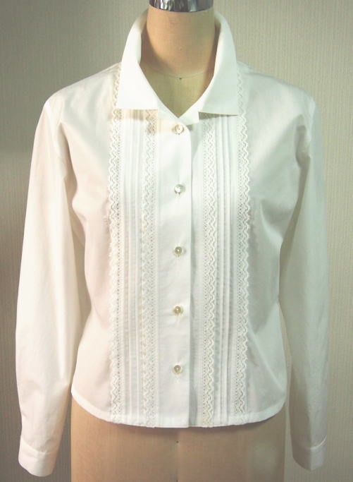 (再販５）オープンカラーの衿付きブラウス（オフ白） 7,350円