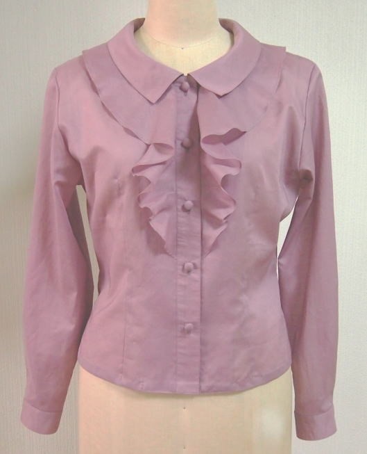 （再販）ショールカラーの共布フリル付きブラウスＣ（ブドウ色）