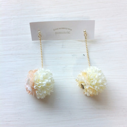 フラワーポンポンピアス ピアス（フック・チェーン） momonoki