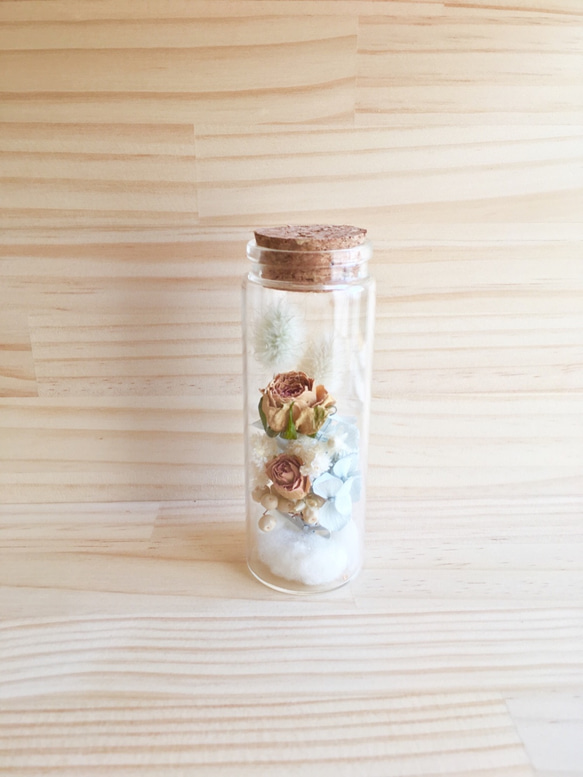 ミニバラと紫陽花のミニミニブーケの小瓶 2枚目の画像