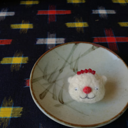 【くま五郎食堂】『羊毛くまブローチ』ー白ごはん+梅ー 4枚目の画像