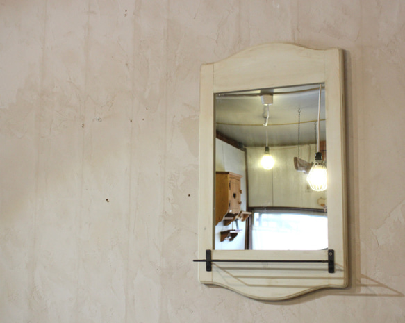 ホワイトシャビーなミラーシェルフ　タオルハンガー　鏡　アンティーク風 3枚目の画像