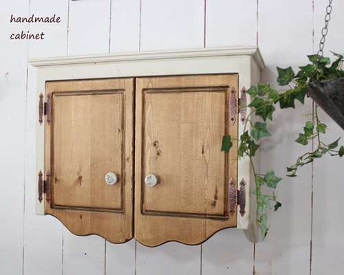 ハンドメイド　扉つき収納シェルフ　アンティークホワイト 扉つき収納シェルフ アンティークホワイト その他家具 putto 通販