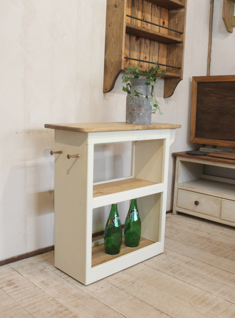 カントリー家具　ハンドメイド　シャビーホワイトアンティーク仕上げ　3段棚