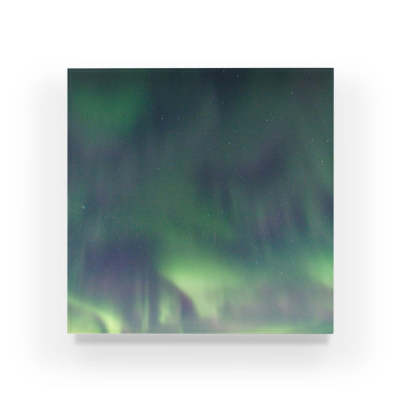 森林中的亞克力塊北極光 第2張的照片