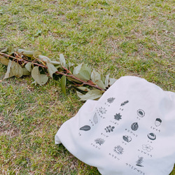 16樹種のモチーフが印刷された  巾着袋 1枚目の画像