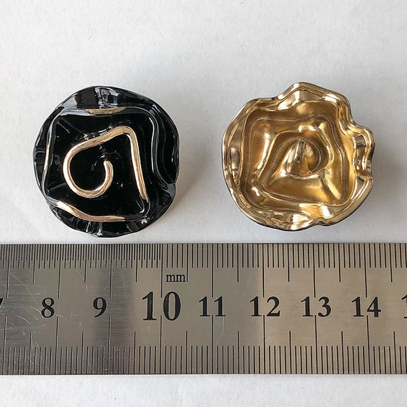 ブラック×ゴールド 金属製 ボタン ローズ フラワー Mサイズ（4コ） 4枚目の画像