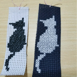 クロスステッチ刺繍の黒猫&白猫のしおり 1枚目の画像