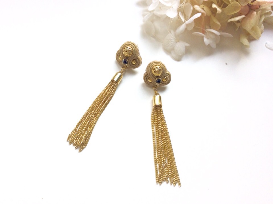 ソウタシエのタッセルピアス