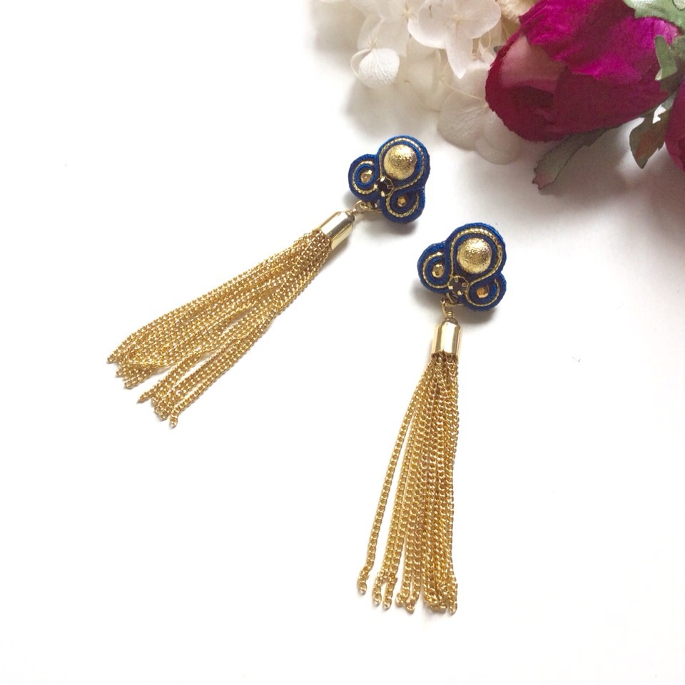 ソウタシエのタッセルピアス ロイヤルブルー×ゴールド