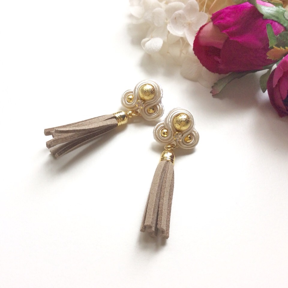 ソウタシエのスエードタッセルピアス 6,935円