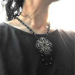 ソウタシエ　クリスタルパールのブローチにもなるネックレス/黒モノトーン/soutache 4枚目の画像