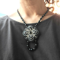 ソウタシエ　クリスタルパールのブローチにもなるネックレス/黒モノトーン/soutache 5枚目の画像