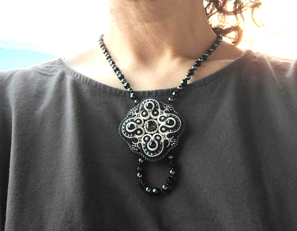 ソウタシエ　クリスタルパールのブローチにもなるネックレス/黒モノトーン/soutache 5枚目の画像