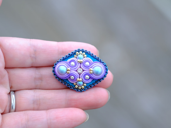 青空とラベンダー色のミニブローチ/ソウタシエ刺繍/soutache/スワロフスキー 2枚目の画像