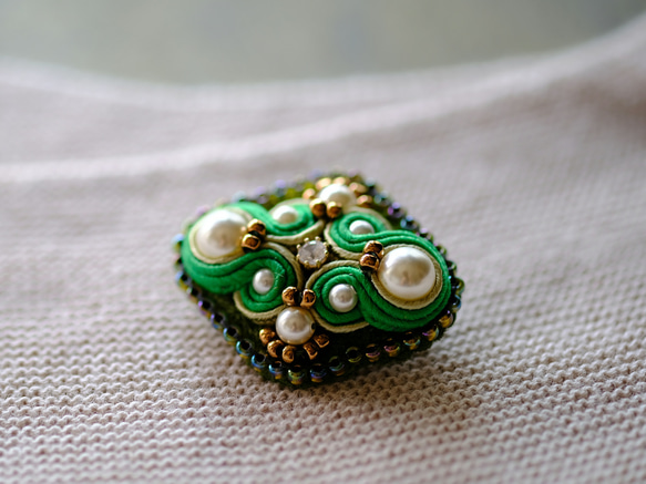 森の妖精レプラコーン色のミニブローチ/ソウタシエ刺繍/soutache/スワロフスキー/レプラコーングリーン 4枚目の画像