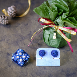 藍るブローチ&耳飾り　クリスマススペシャルセット/ソウタシエ刺繍/soutache 1枚目の画像