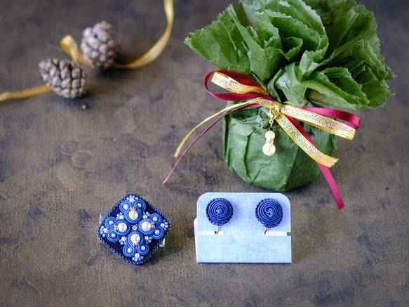 藍るブローチ&耳飾り　クリスマススペシャルセット/ソウタシエ刺繍/soutache 1枚目の画像
