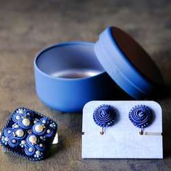 藍るブローチ&耳飾り　クリスマススペシャルセット/ソウタシエ刺繍/soutache 2枚目の画像