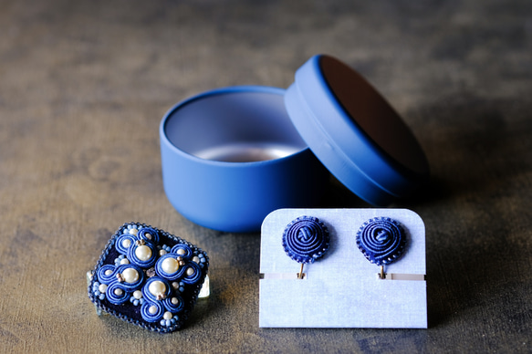 藍るブローチ&耳飾り　クリスマススペシャルセット/ソウタシエ刺繍/soutache 2枚目の画像