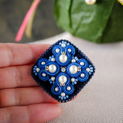 ソウタシエ藍るブローチ　藍染　ソウタシエ　スクエア型/ブローチ/刺繍/soutache 2枚目の画像