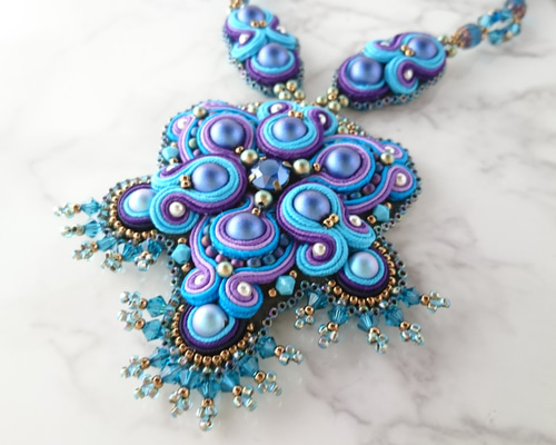ソウタシエ刺繍/個性的にスワロフスキー・クリスタルの大きめ