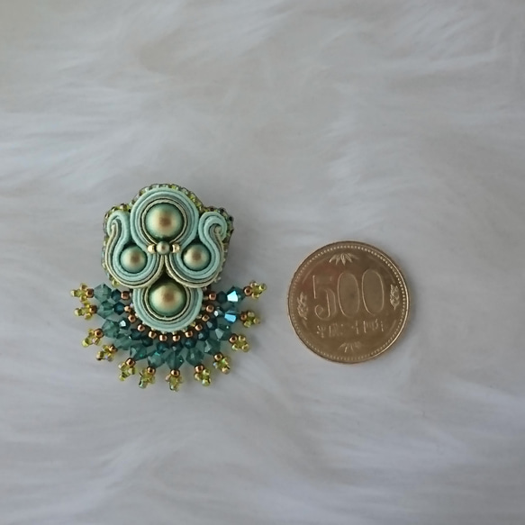 ソウタシエ刺繍/スワロフスキー・クリスタルパールのプチブローチ <グリーン>/swarovski soutache 3枚目の画像