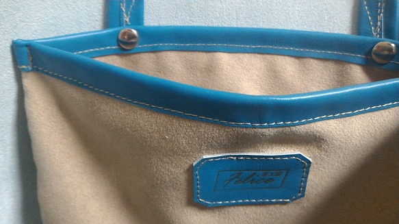 紙袋のようなターコイズブルー色のトートバッグ 3枚目の画像