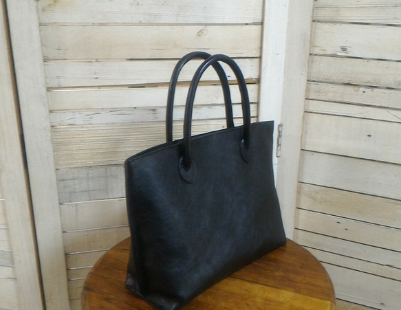 黒色外縫いのシンプルトートバッグ 3枚目の画像