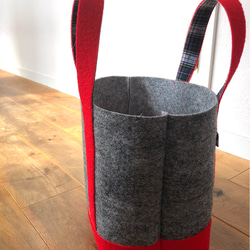 『パンチカーペット』のトートバッグ 赤×グレー 3枚目の画像