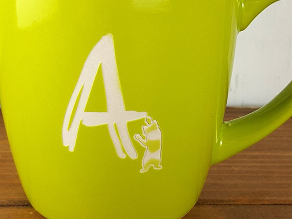 【にゃんこが描く】イニシャルマグカップ★選べる３カラー 4枚目の画像