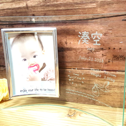 【内祝い・出産祝いに】ガラス彫刻したフォトフレーム 出生時間・身長・体重など刻印 1枚目の画像