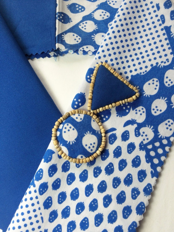 でこら半衿（青ｘ青いちご、まるさんかく、コットン）デッドストックの生地を使った半襟です。 3枚目の画像